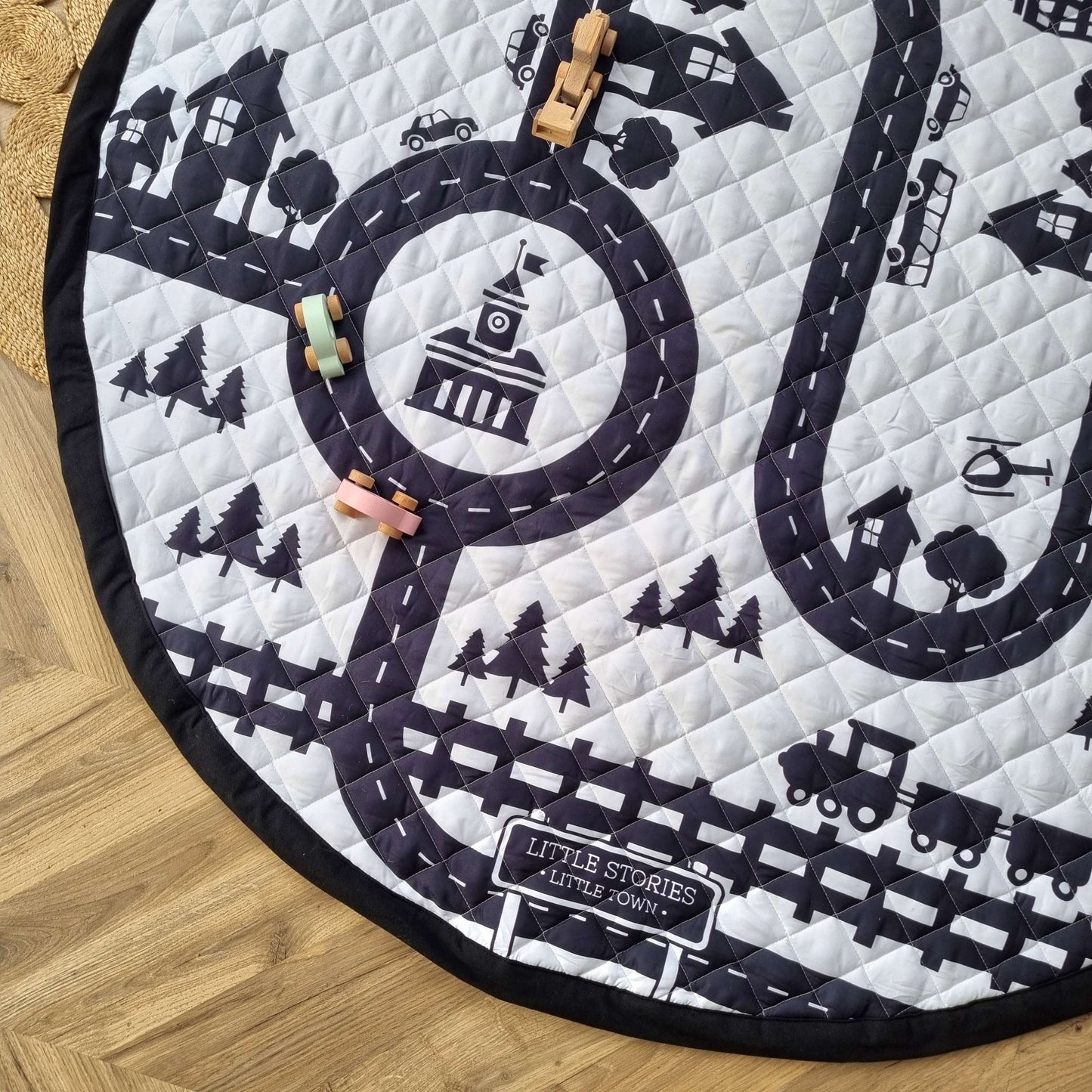 Little Stories Little Town Reversible Pullaway Mono Play Mat