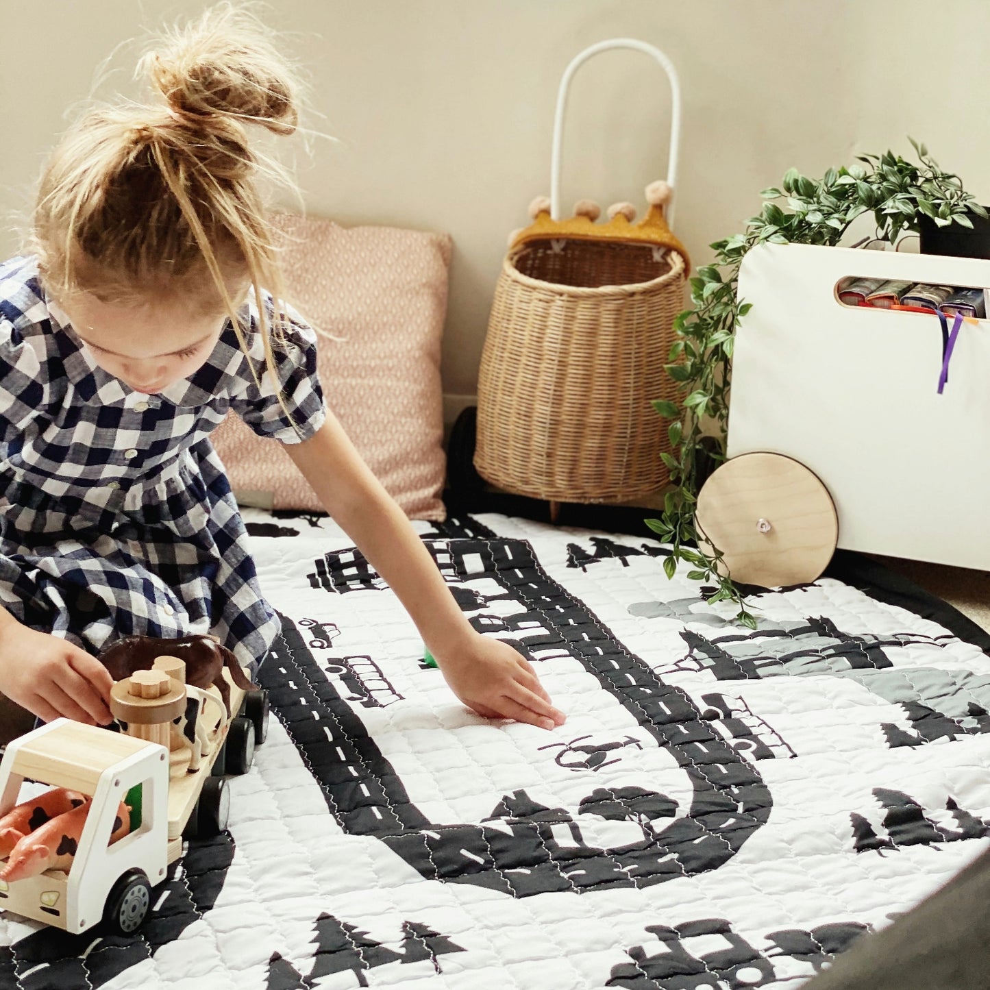 Little Stories Little Town Reversible Pullaway Mono Play Mat