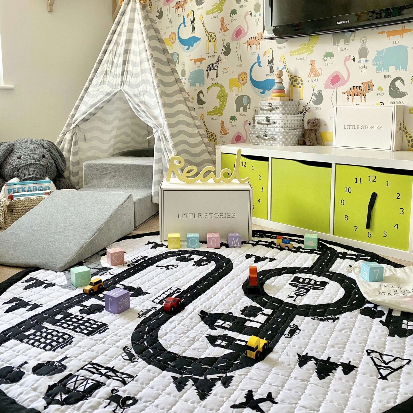 Little Stories Little Town Reversible Pullaway Mono Play Mat